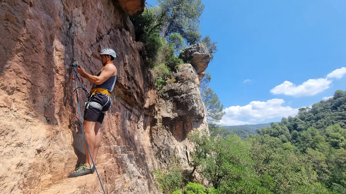 Escalador en un curs d'iniciació a l'escalada en roca a Montserrat, prop de Barcelona