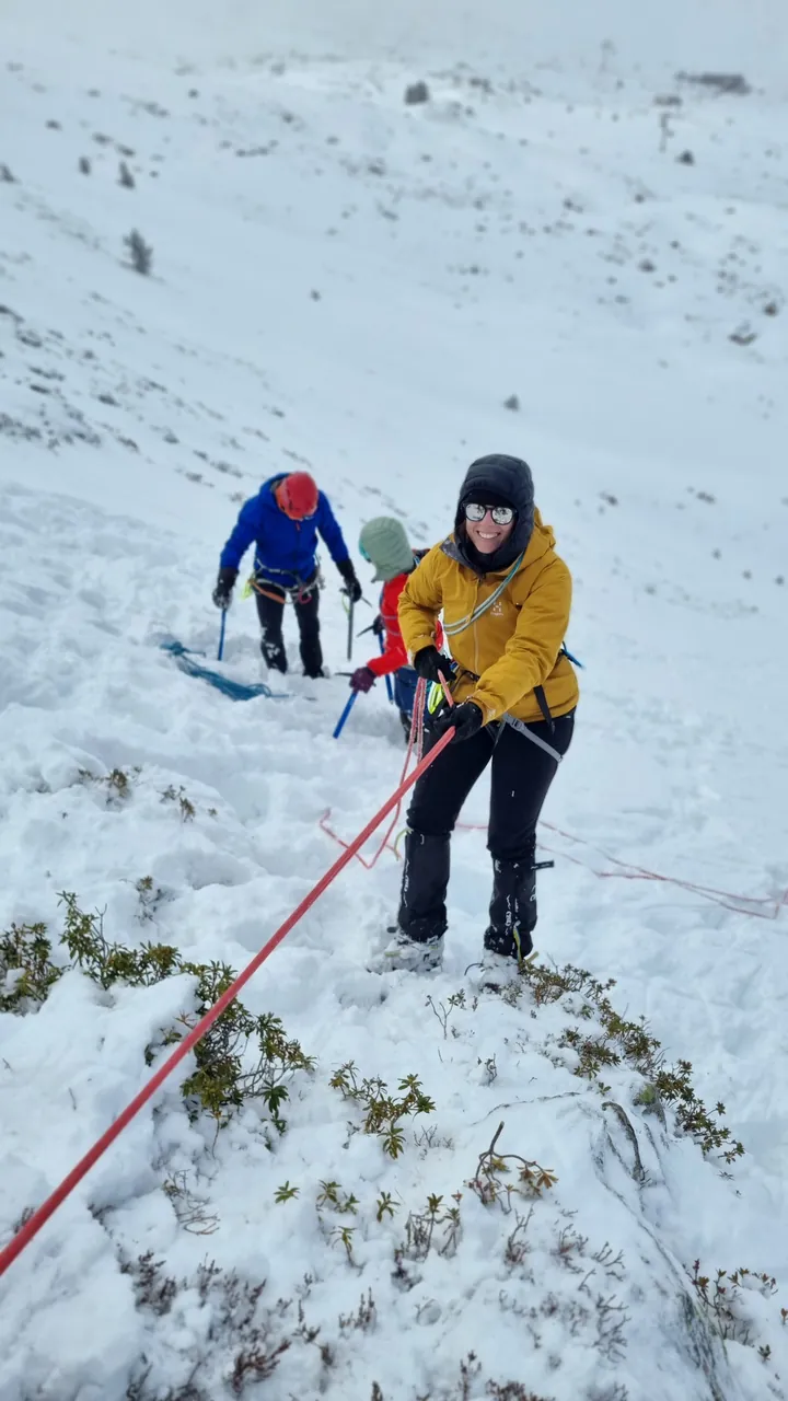 Rapel durant la formació d'alpinisme