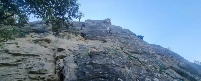 curs d'escalada amb roca amb somguies
