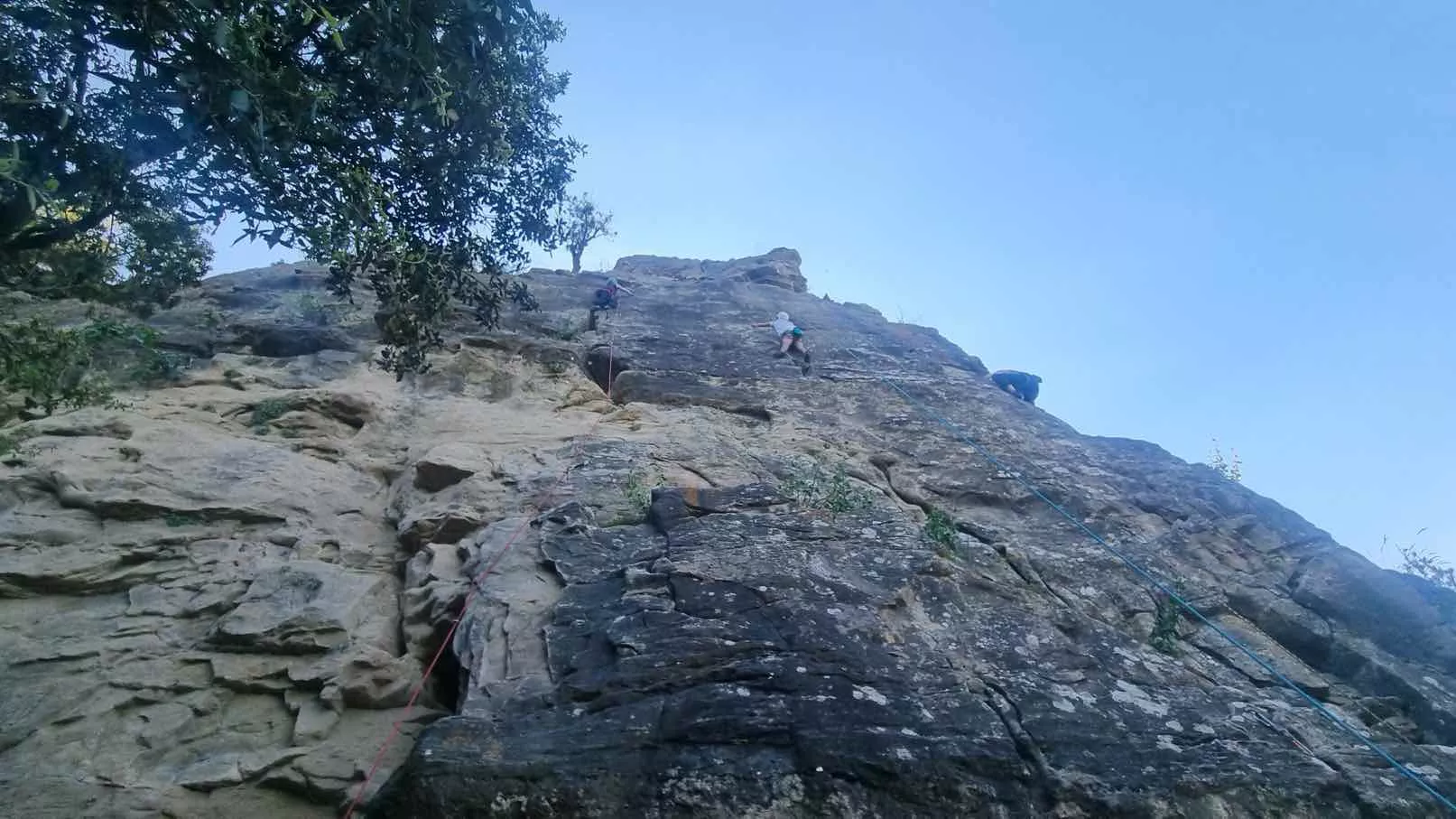 curs d'escalada amb roca amb somguies