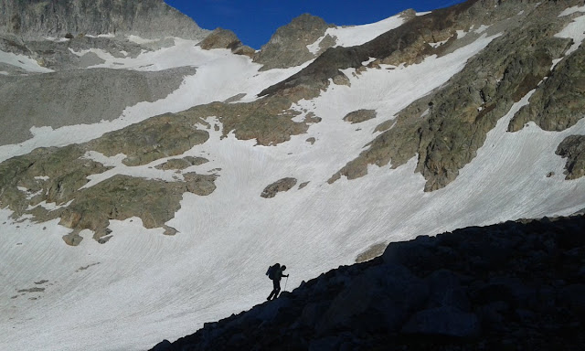 Progressió per terreny nevat a l’inici de la cresta de Lezat